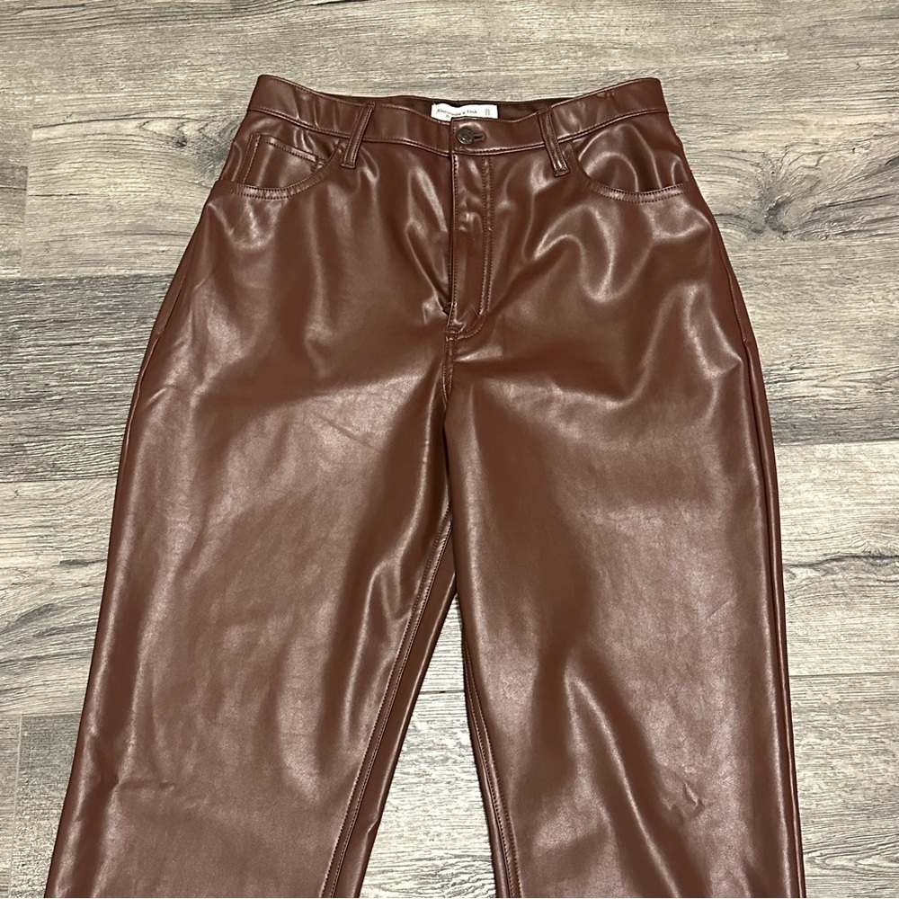 Abercrombie & Fitch 90s Straight Ultra High Rise Vegan Leather pants - 31 short